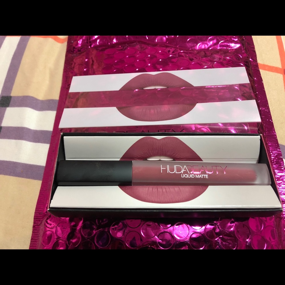 Huda Beauty Liquid Matte Lipstick- Trophy Wife
